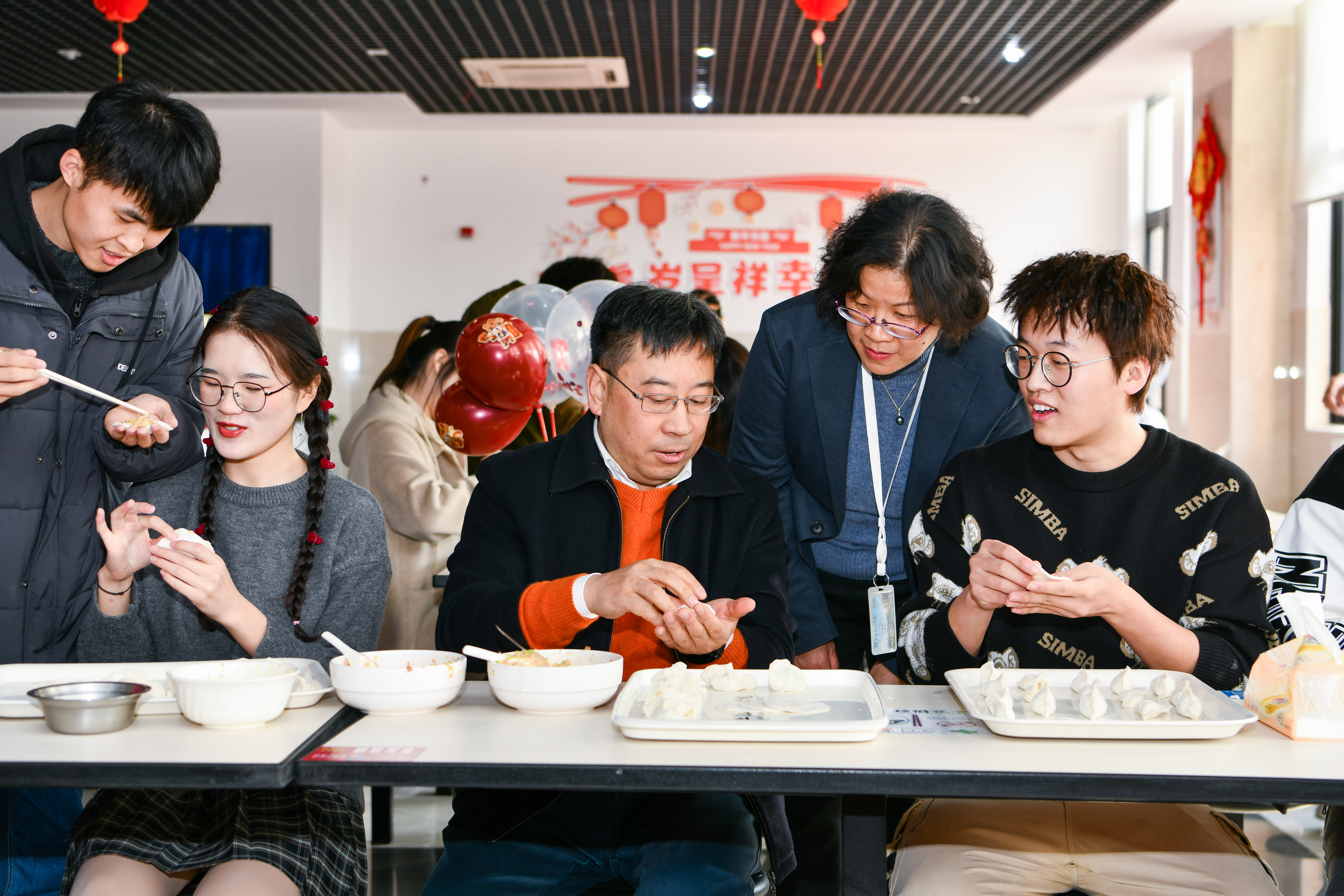 学校领导与留校师生员工同贺虎年新春