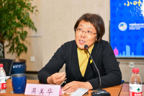 电机"小叶子"凯旋,与校长分享荣耀徽章