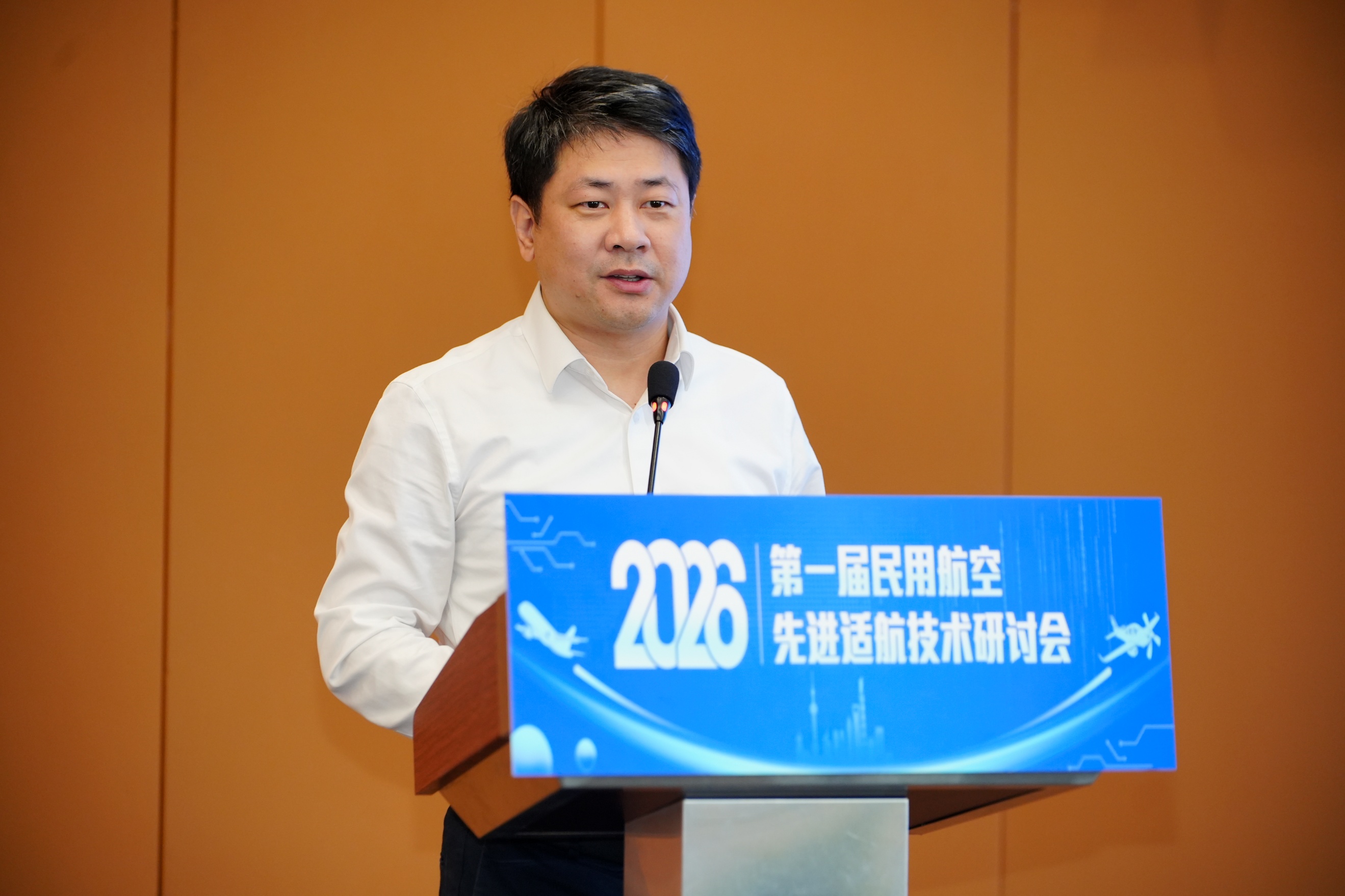 中国商飞上海飞机试飞工程有限公司副总工程师杨春霞作题为《飞行试验在民机适航取证中的作用》的报告。杨春霞对飞行试验在适航取证的重要作用进行分析，对各阶段飞行试验的重要活动进行了总结，并对飞行试验技术的发展进行了展望。